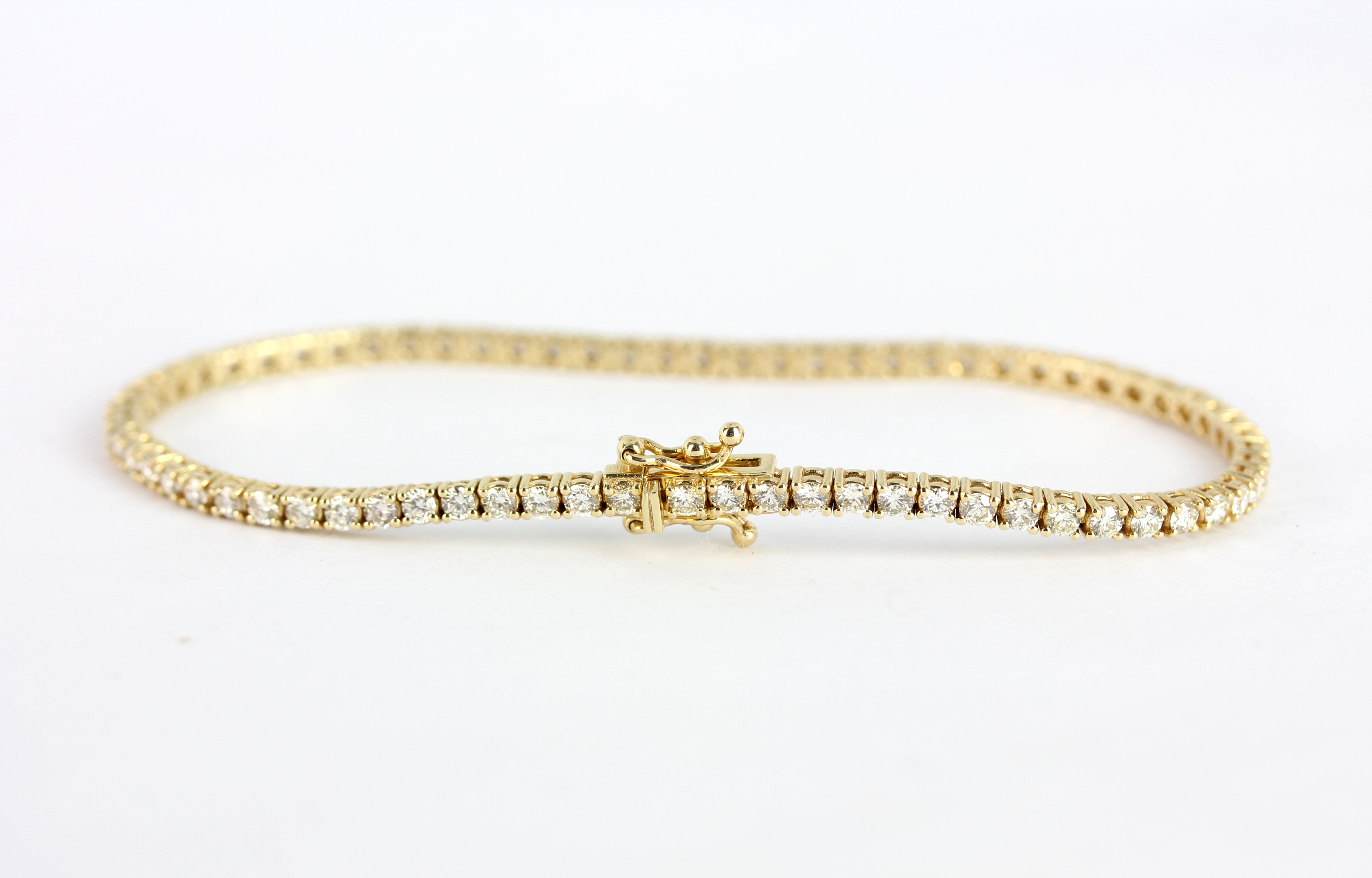 A yellow metal (tested 14ct gold) tennis bracelet set with brilliant cut diamonds, approx. 2.56ct, - Bild 5 aus 5
