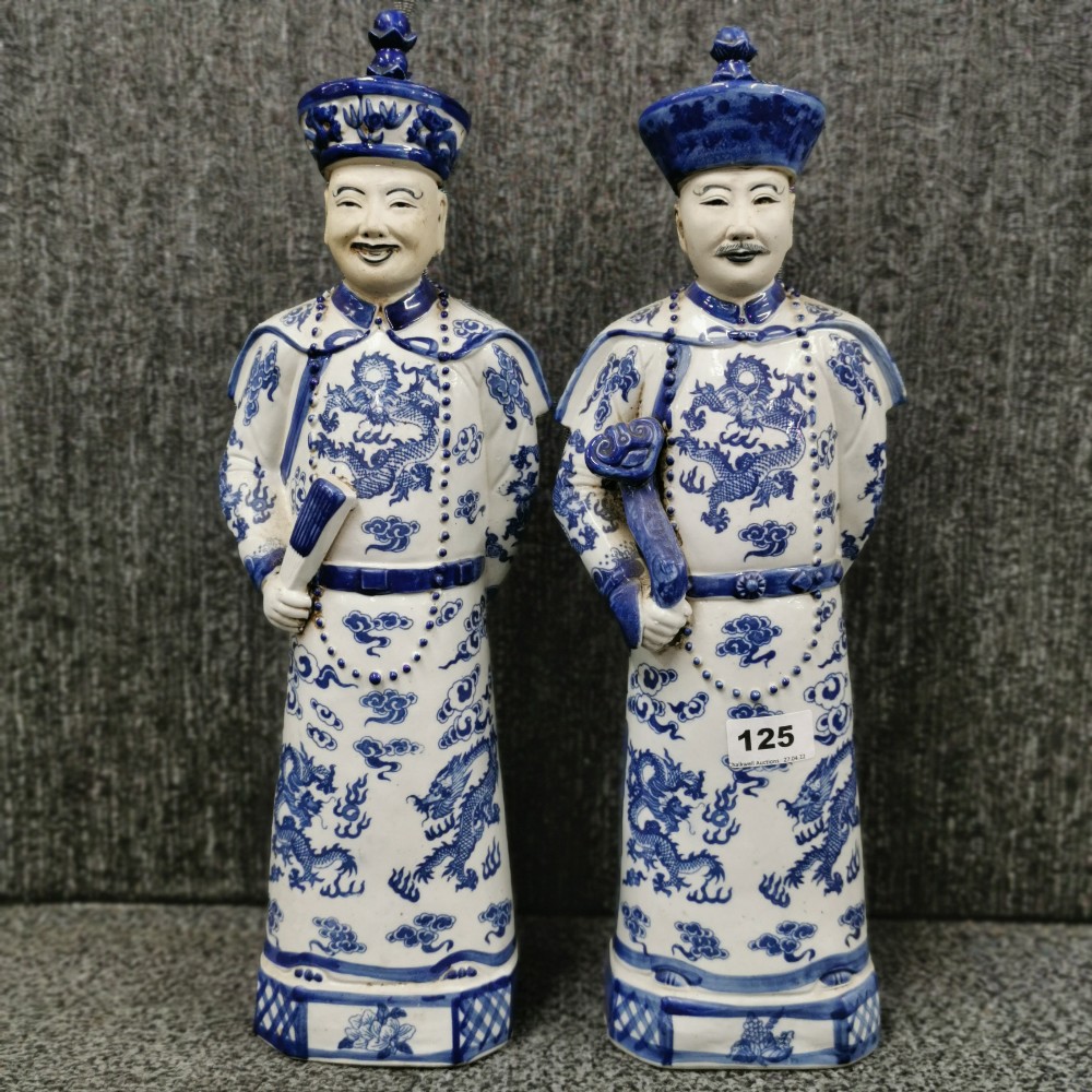 A pair of Chinese porcelain figures of Mandarins, H. 45cm. - Bild 3 aus 4