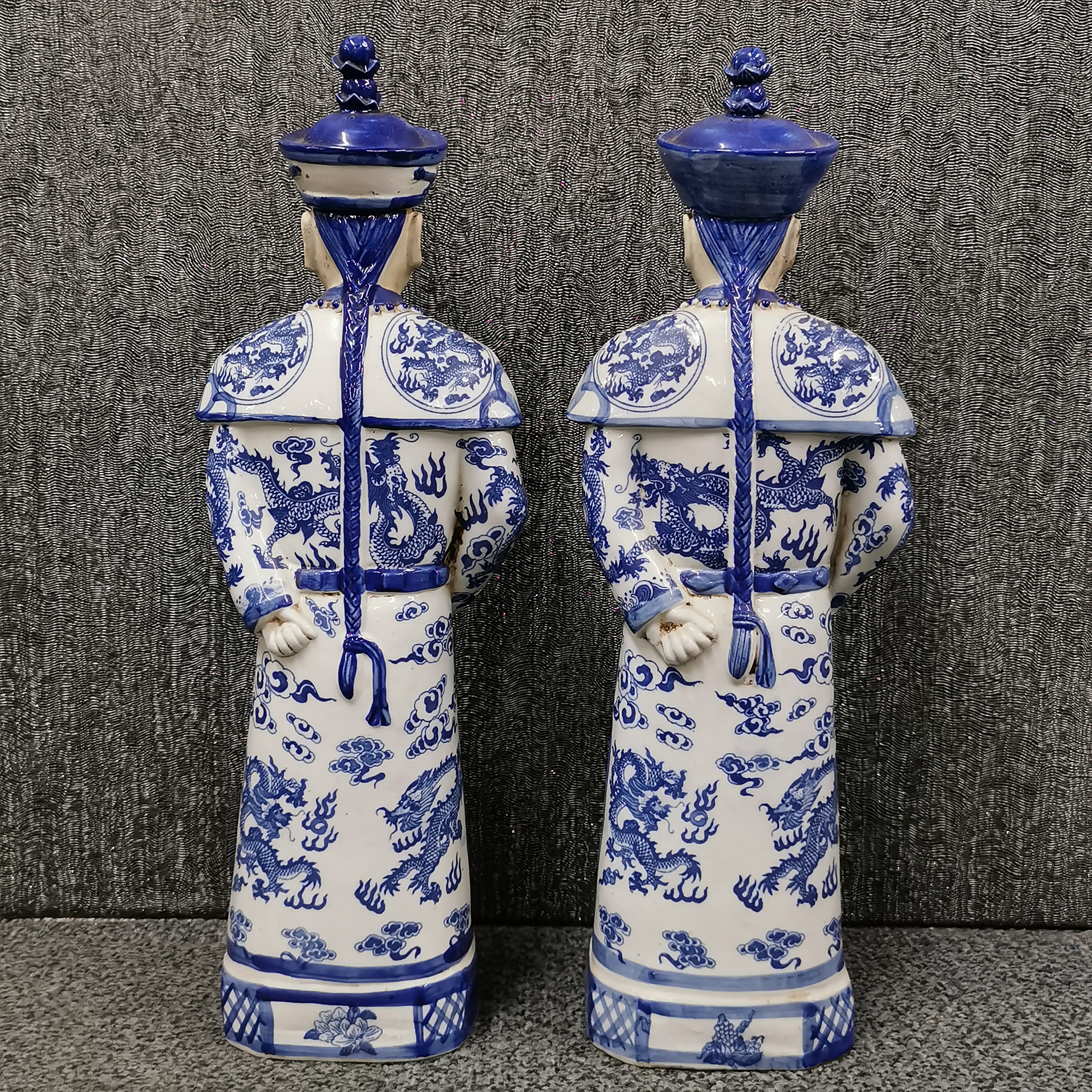 A pair of Chinese porcelain figures of Mandarins, H. 45cm. - Bild 2 aus 4