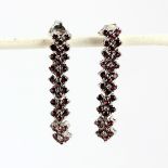 A pair of 925 silver drop earrings set with rodolite garnets, L. 3.6cm.