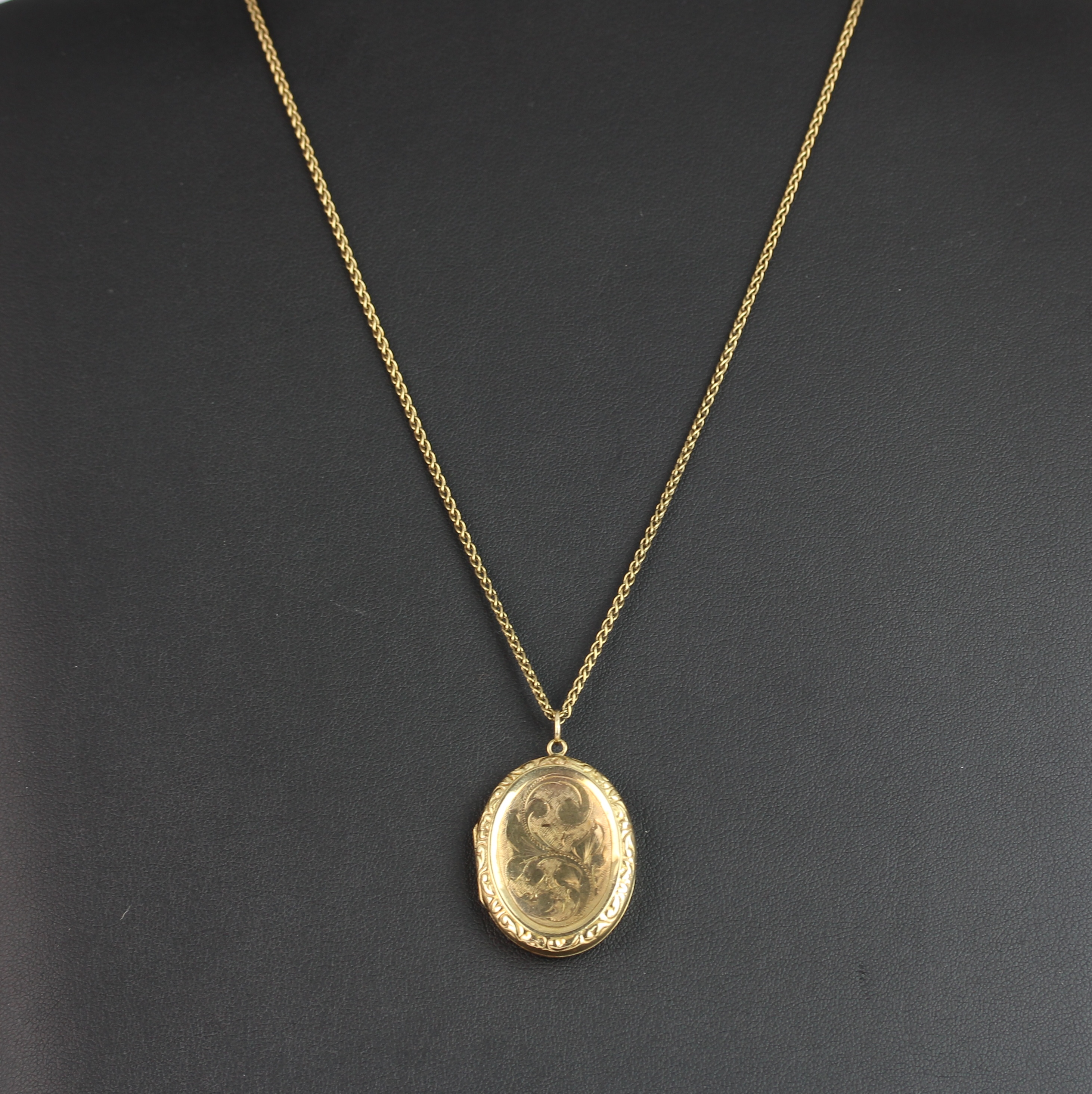 A 9ct yellow gold (stamped 375) portrait pendant and chain, L. 4cm.