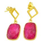 A pair of 925 silver gilt drop earrings set with faceted cut ruby, L. 2.5cm.