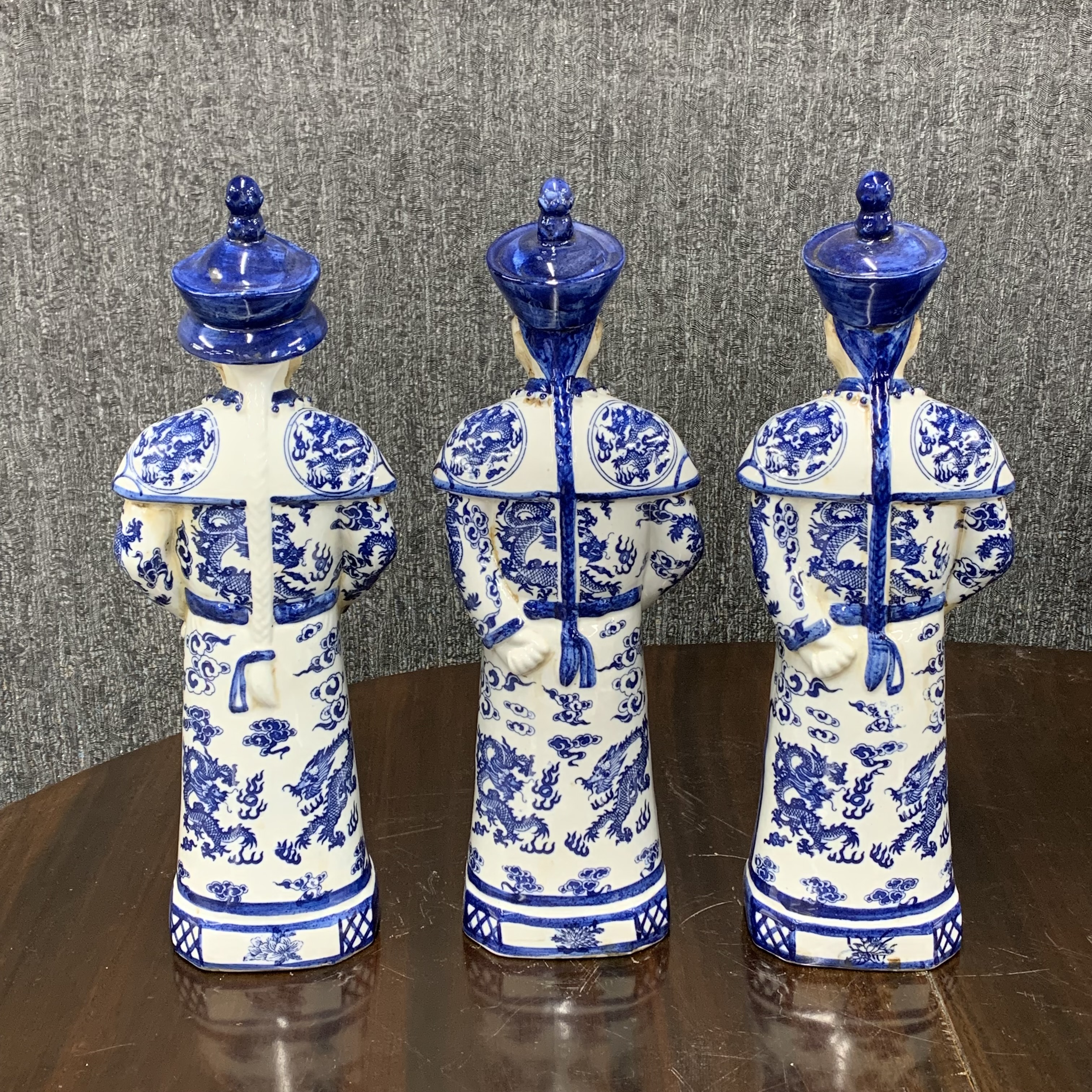 A set of three large Chinese porcelain figures of Mandarin, H. 41cm. - Bild 3 aus 4