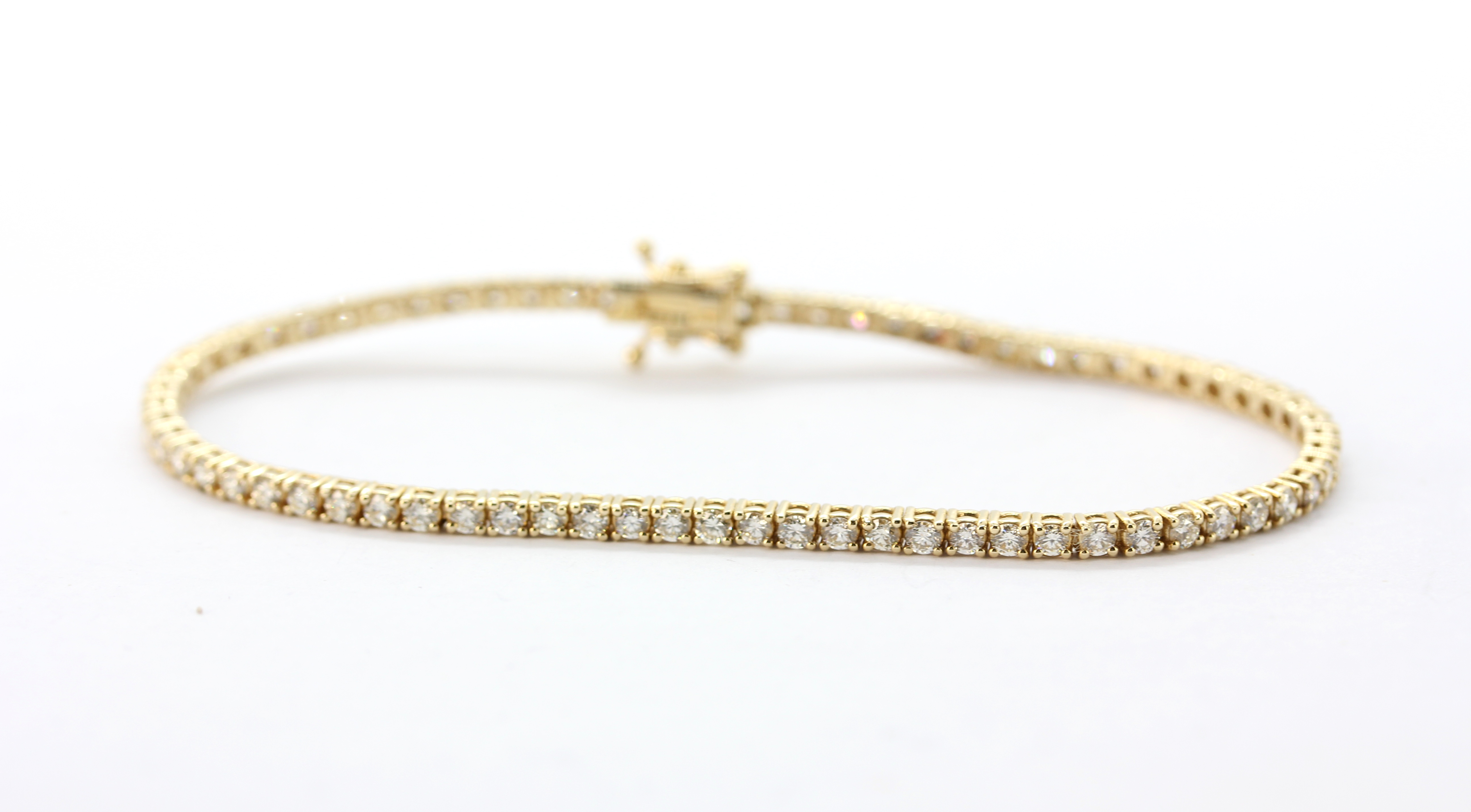 A yellow metal (tested 14ct gold) tennis bracelet set with brilliant cut diamonds, approx. 2.56ct, - Bild 2 aus 5