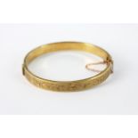 An early 20th century 9ct yellow gold bangle, Dia. 6.1cm.