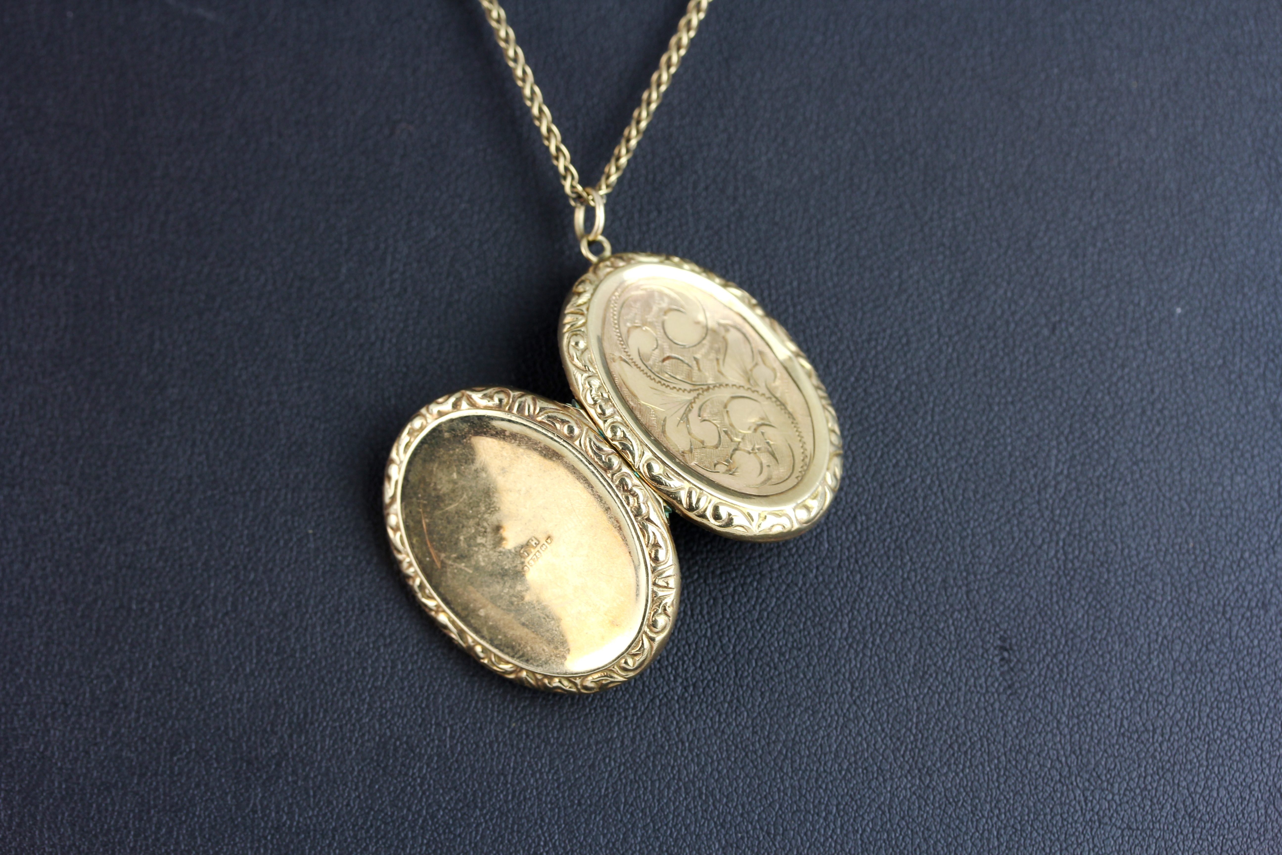 A 9ct yellow gold (stamped 375) portrait pendant and chain, L. 4cm. - Bild 2 aus 3