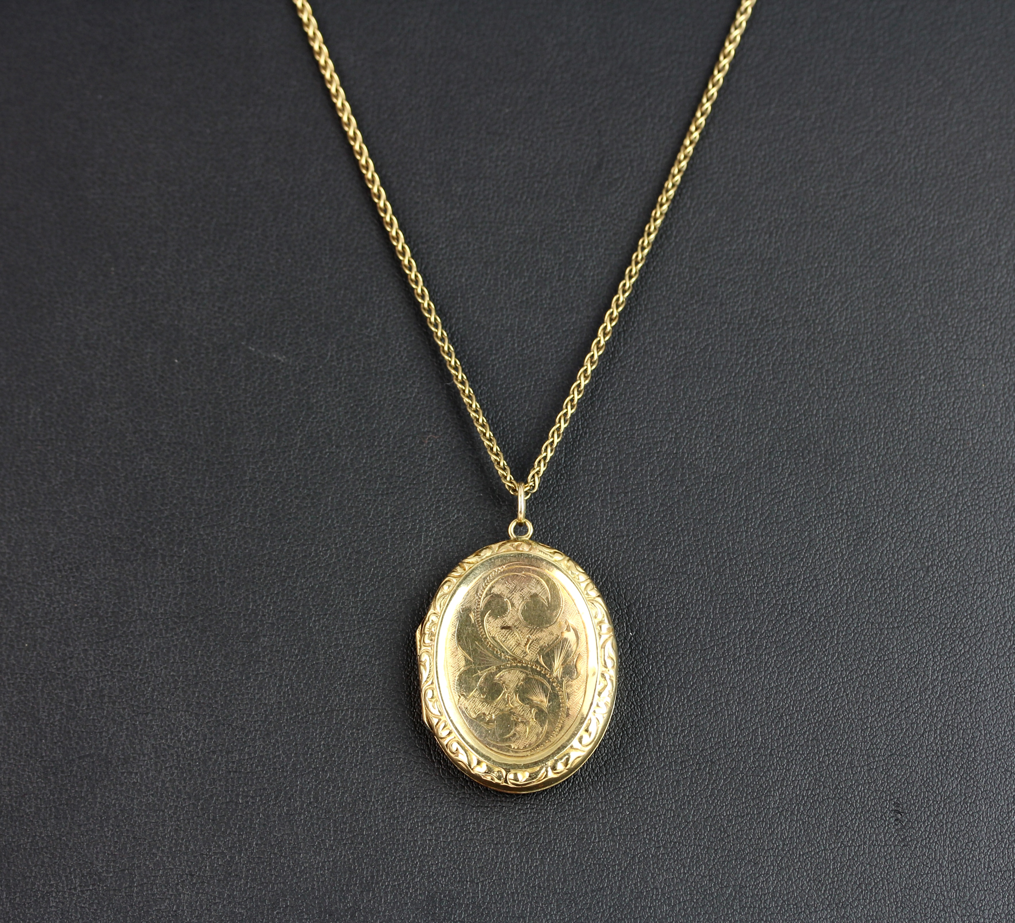 A 9ct yellow gold (stamped 375) portrait pendant and chain, L. 4cm. - Bild 3 aus 3