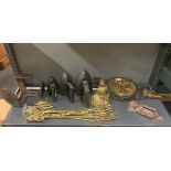 A quantity of vintage brass toasting forks, a cast iron cherub doorknocker and other items.