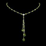 A 925 silver necklace set with briolette cut peridots, L. 21cm.