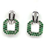 A pair of 925 silver drop earrings set with round cut tsavorites, L. 1.6cm.