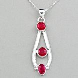 A 925 silver ruby set pendant and chain, L. 4cm.