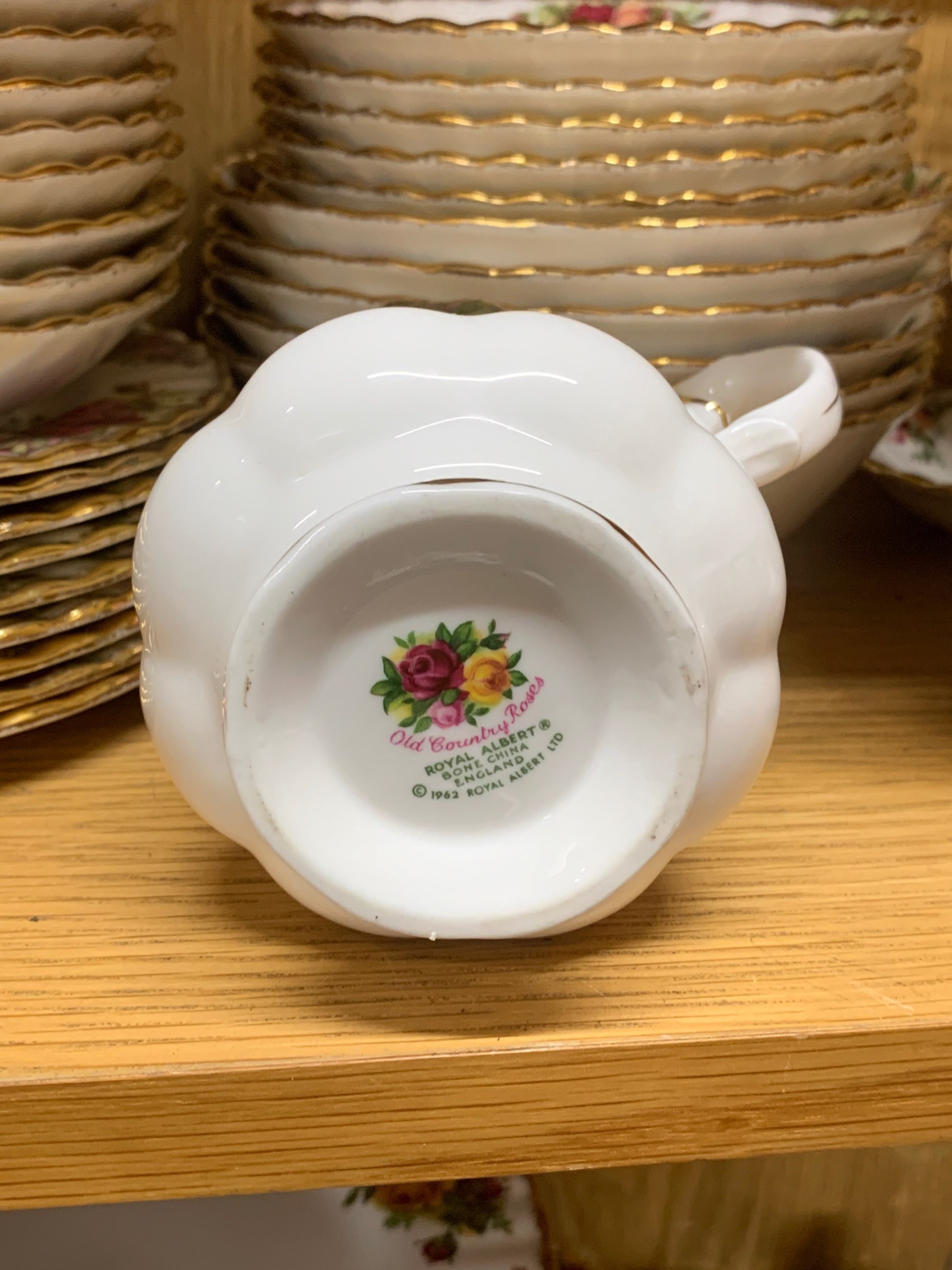 A very extensive quantity of Royal Albert Old Country Roses tea and dinner china, including thirteen - Image 2 of 2