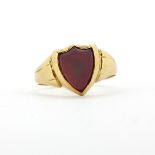 An antique Victorian hallmarked 9ct yellow gold shield shaped signet ring set with banded agate with