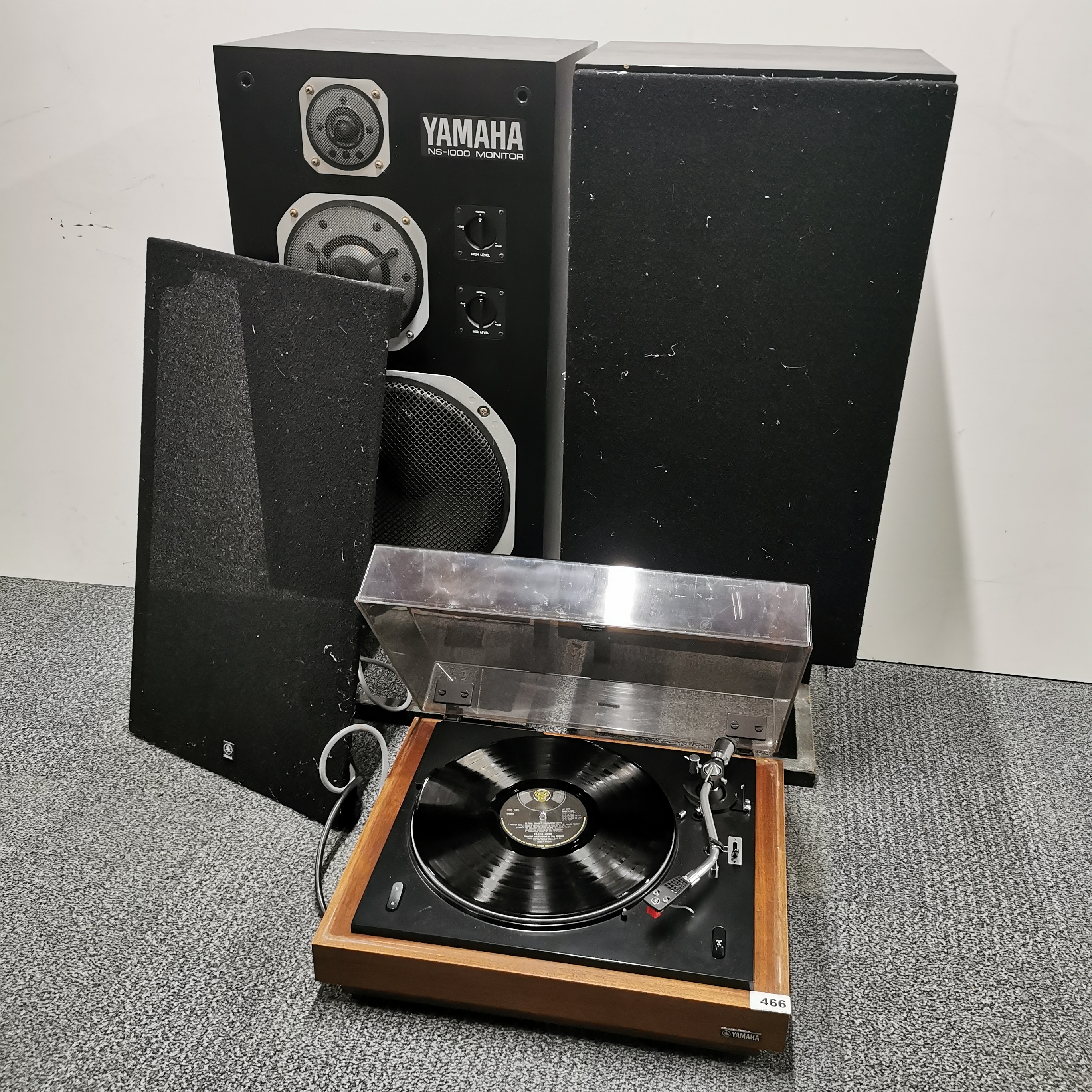 A vintage Yamaha turntable with a pair of large Yamaha NS 1000 speakers, speaker H. 88cm.