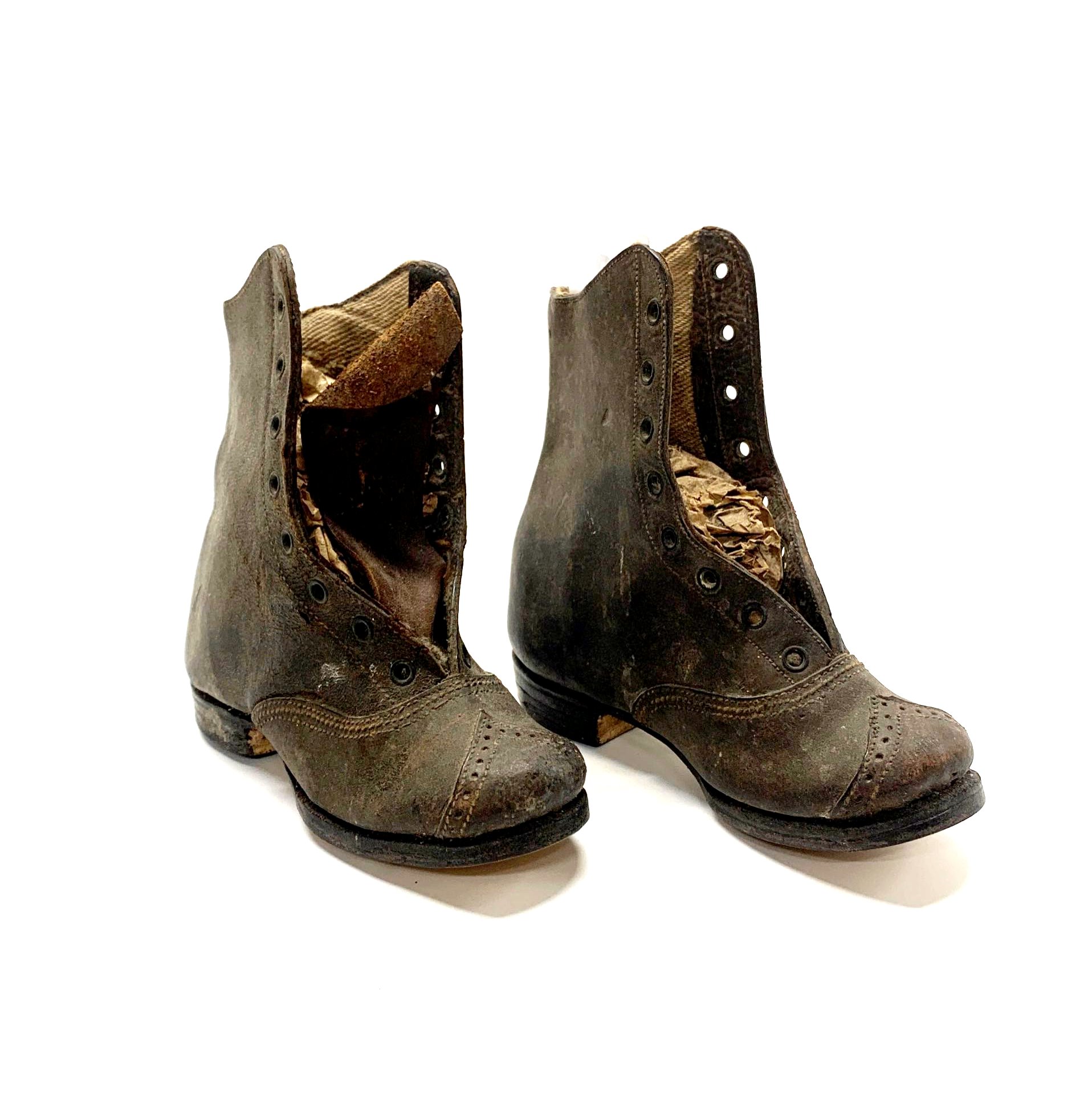 A pair of 19th century handmade girl's leather boots, H. 13cm, L. 14cm.