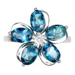 A 925 silver flower shaped ring set with London blue topaz, (N.5).