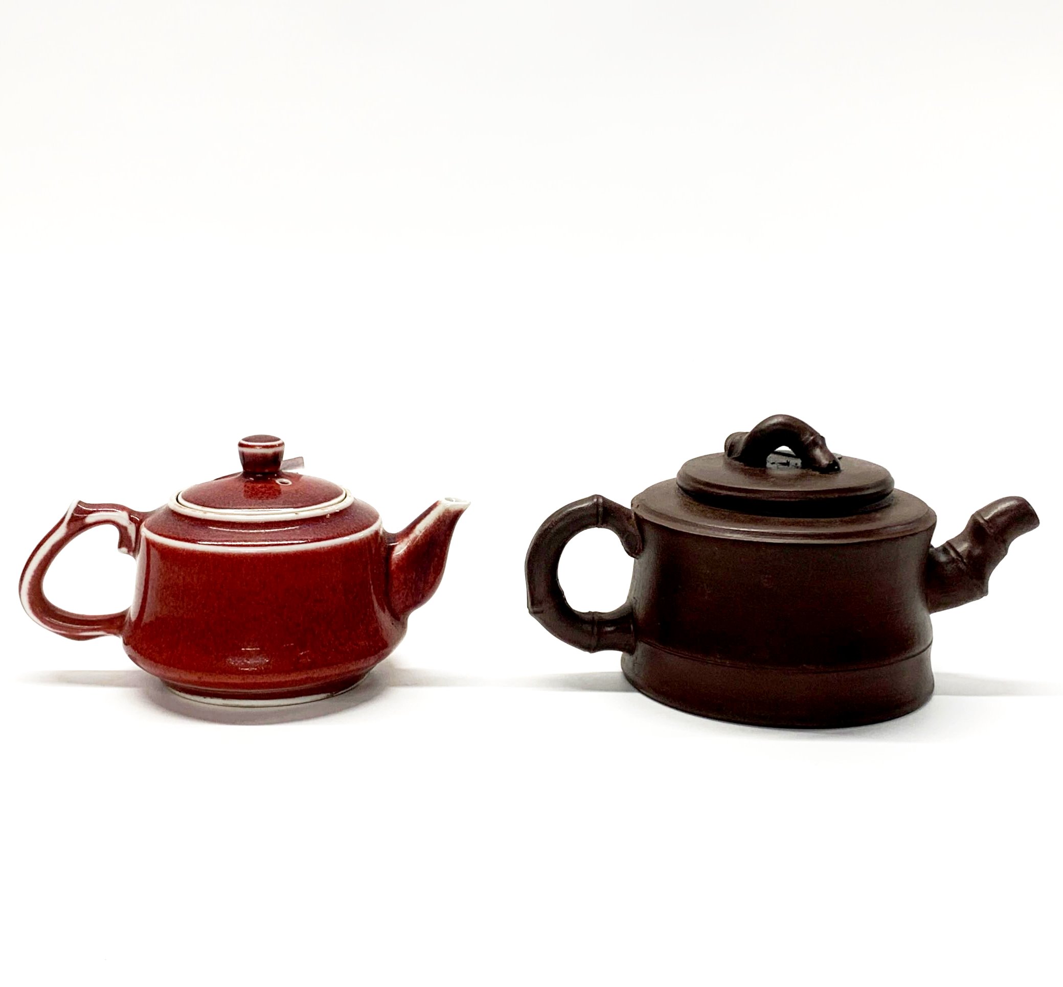 A Chinese Yi Xing terracotta teapot, H. 9cm, spout to handle 14cm, together with a sang de beouf - Image 2 of 3