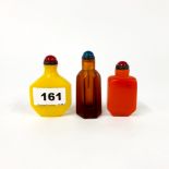 A group of three Chinese Peking glass snuff bottles, tallest H. 8.5cm.