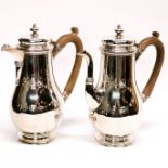 A pair of hallmarked silver café au lait jugs, H. 21cm.