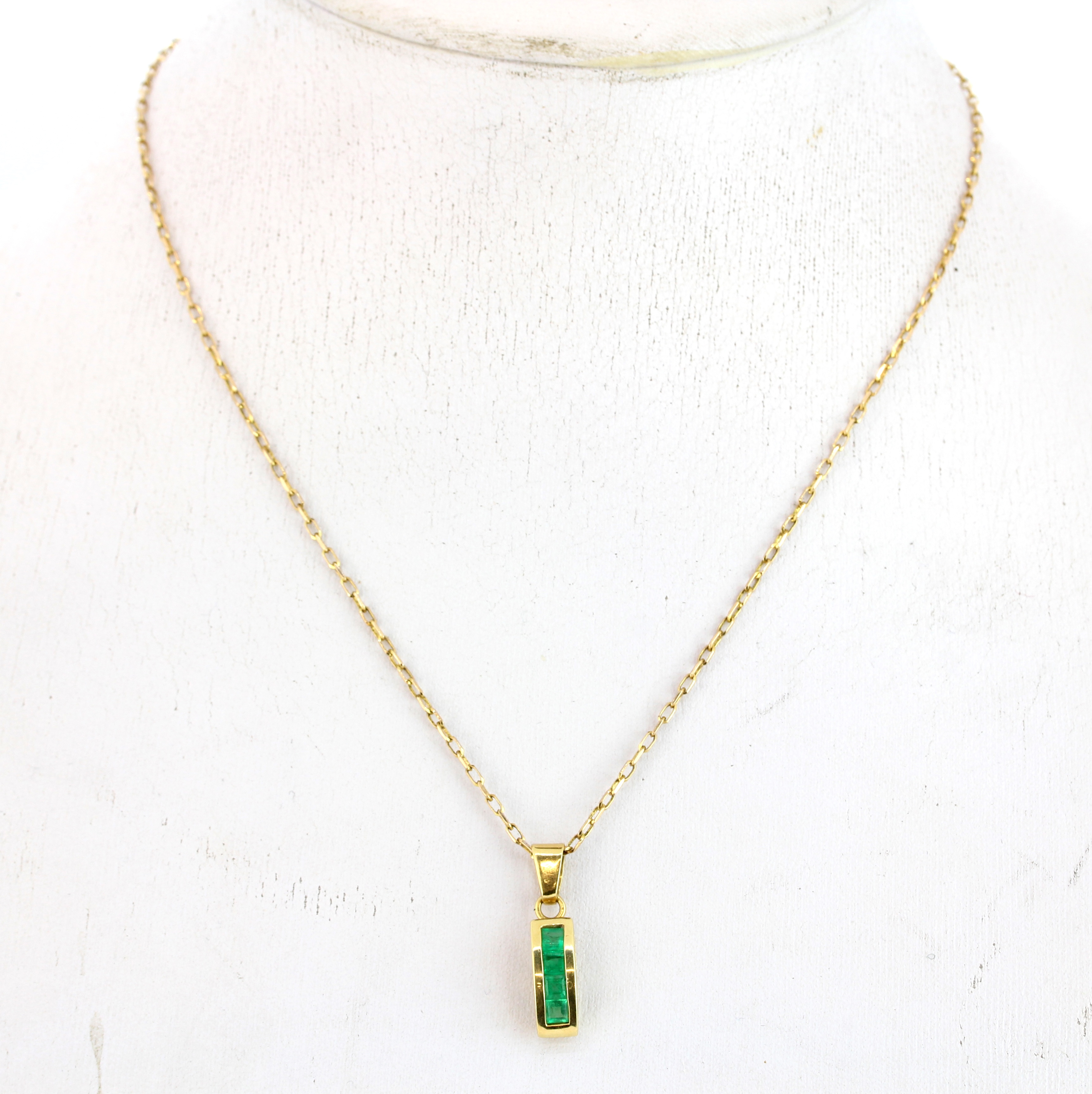 A matching 18ct yellow gold (stamped 18K) emerald set pendant on a 9ct yellow gold chain, chain L. - Bild 2 aus 2