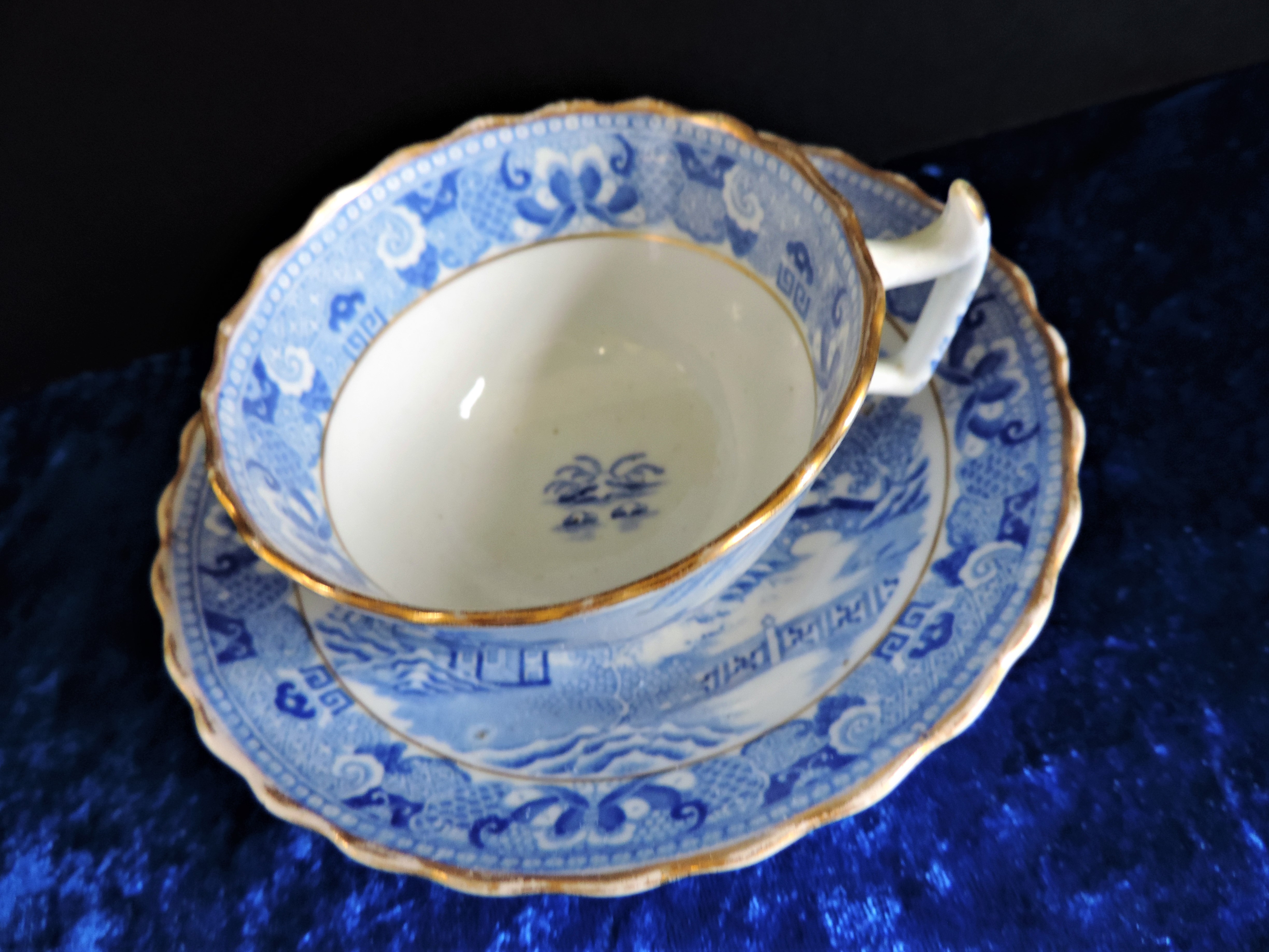 Antique Blue & White Chinoiserie Tea Cup and Saucer. Circa 1820 Brosley Pattern Tea Cup and Saucer - - Bild 3 aus 6