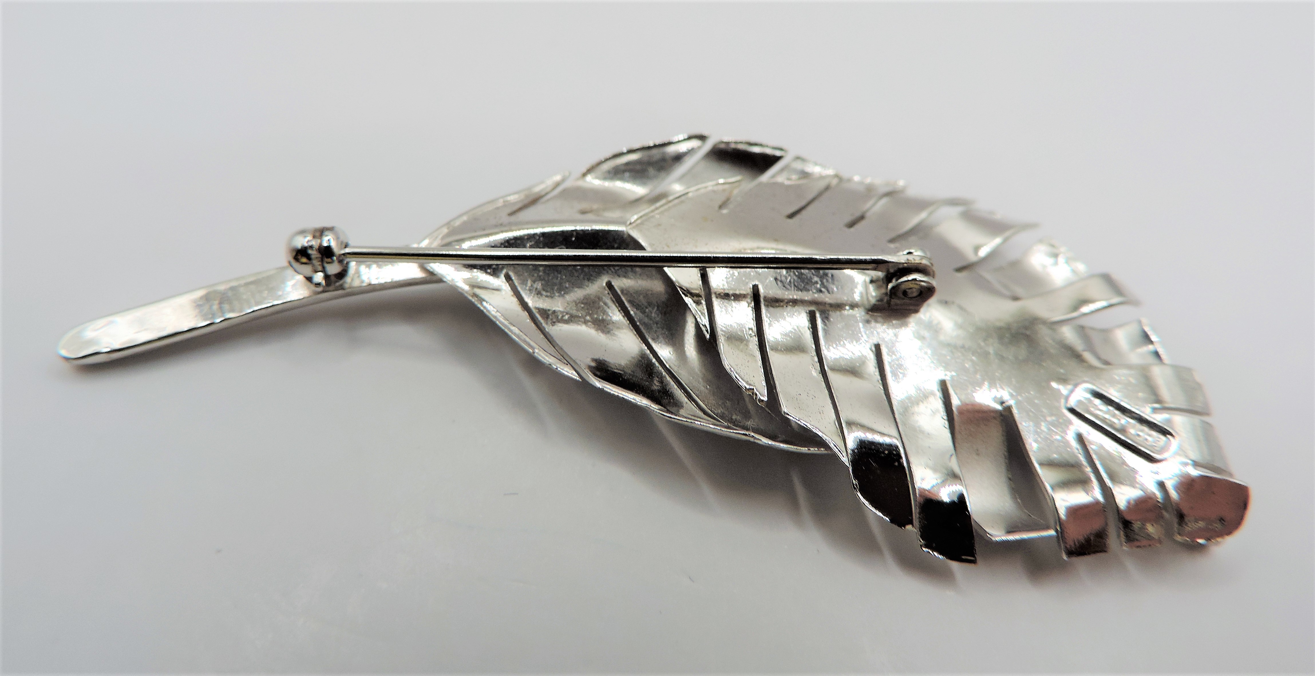 Vintage Artisan Sterling Silver Brooch. A fine quality artisan sterling silver brooch in the shape - Bild 2 aus 2