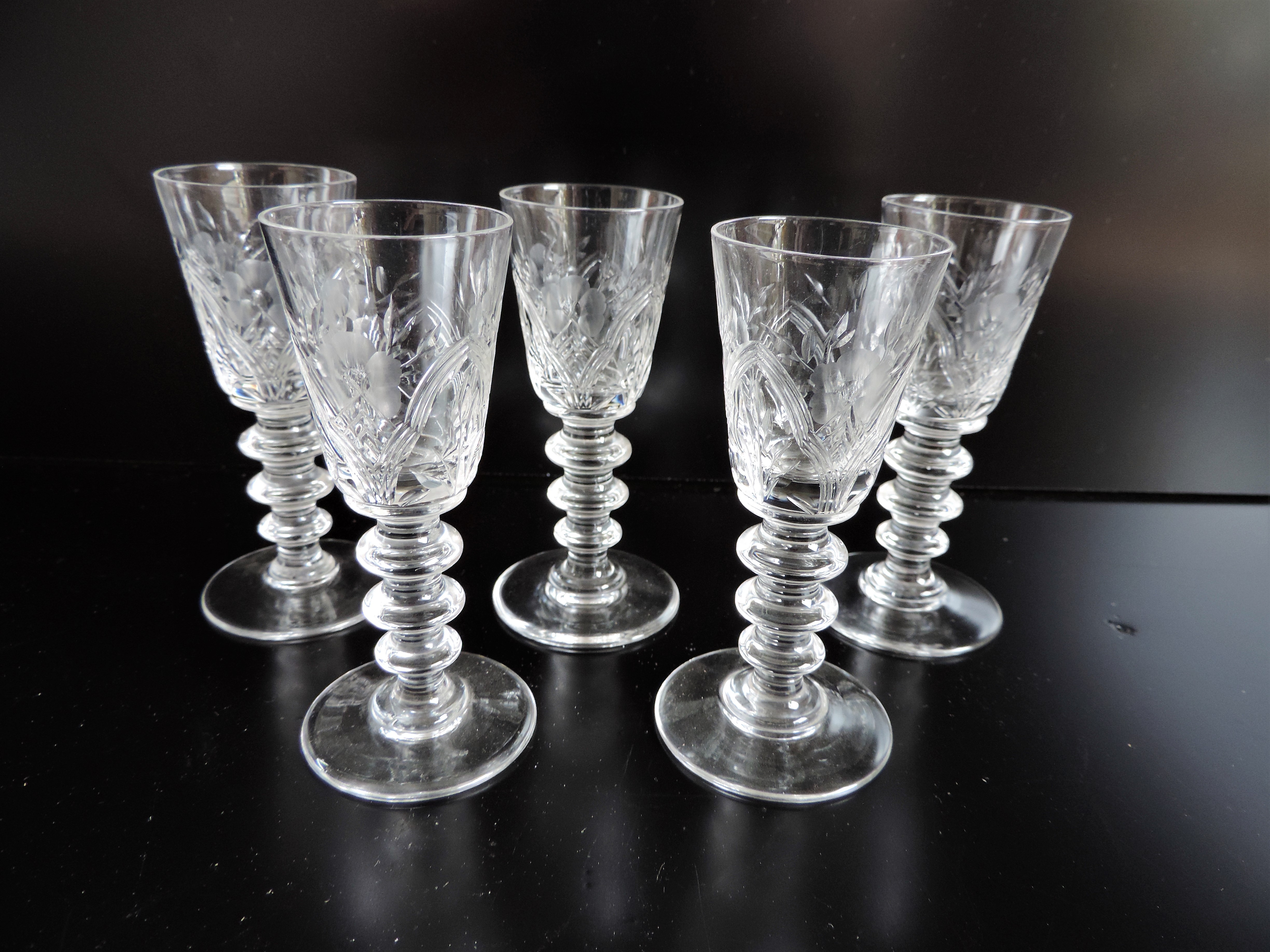 Set 5 Antique Edwardian Etched Sherry/Port/Liqueur Glasses. A beautiful set of 5 Edwardian glasses - Image 2 of 6