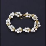 A 14ct yellow gold bracelet set with South Sea pearls, L. 14cm.