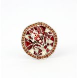 A matching 925 silver and enamel ring surrounded by garnets, (S).