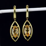 A pair of 925 silver gilt drop earrings each set with a marquise cut citrine, L. 4cm.