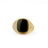 A hallmarked 9ct yellow gold onyx set signet ring, (Q).