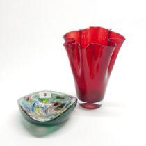 A vintage Murano glass bowl (W. 18cm) with a red handkerchief vase (H. 25cm).