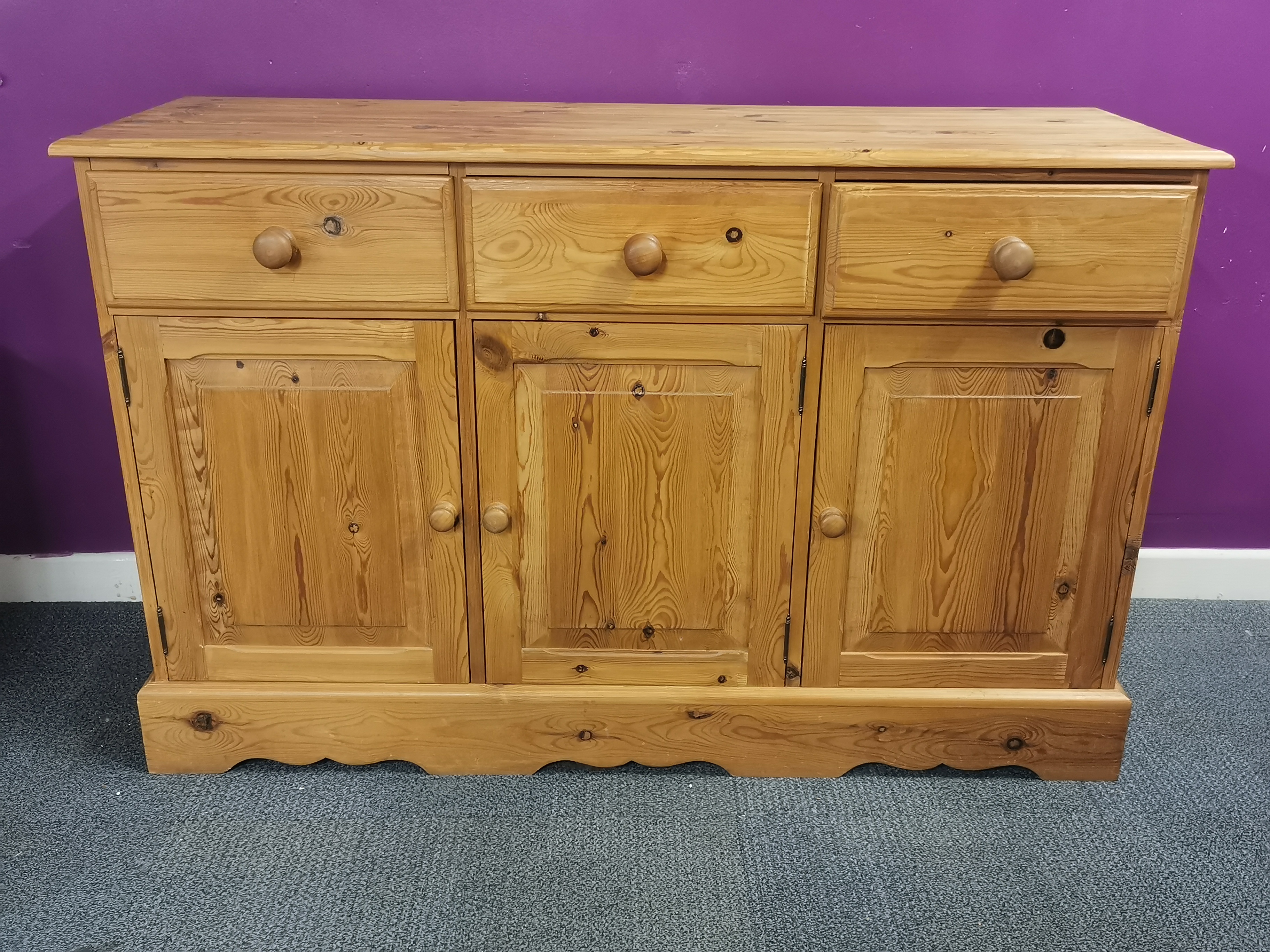 A pine kitchen cabinet, 135 x 46 x 87cm.