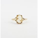 A 9ct yellow gold cameo set ring, (N).