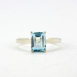 A 925 silver ring set with a baguette cut blue topaz, (O).