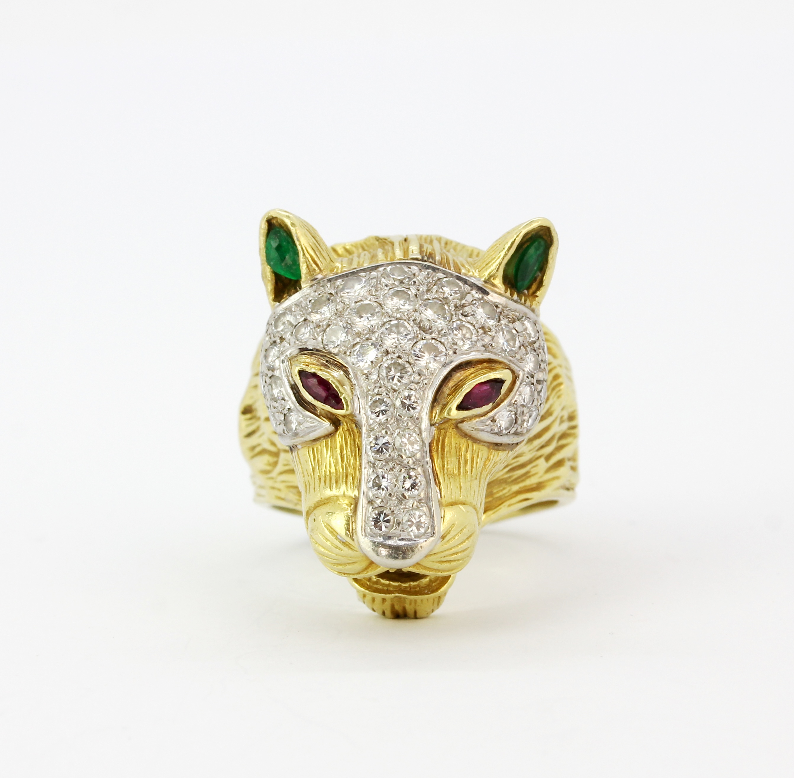 A heavy gent's 18ct yellow gold (stamped 18K) Cartier style ring set with diamonds, emeralds and - Image 2 of 3