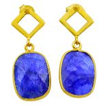 A pair of 925 silver gilt drop earrings set with faceted cut sapphires, L. 2.5cm.