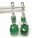 A pair of 925 silver drop earrings set with fancy cut emeralds, L. 2.4cm.