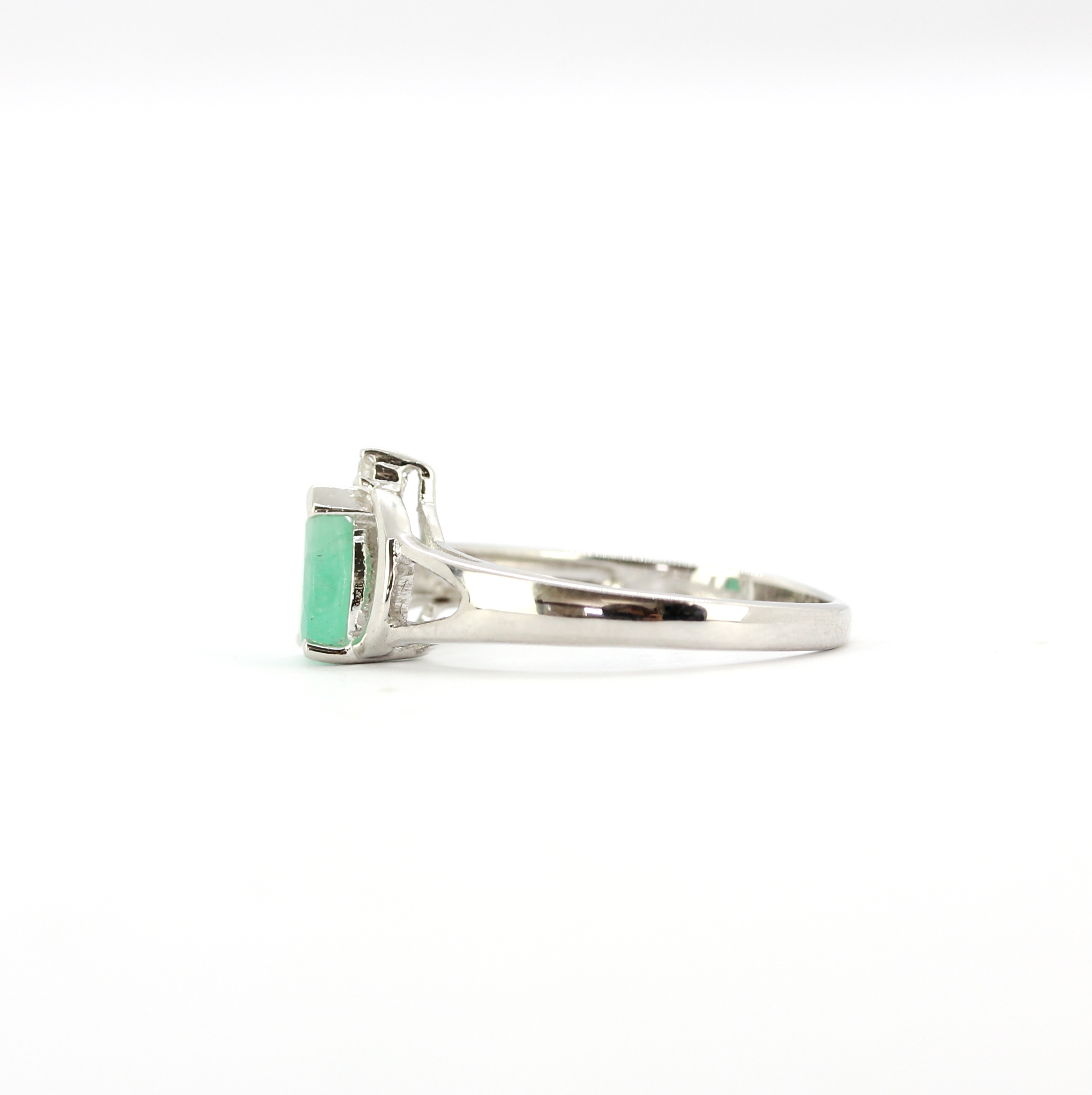 A hallmarked 9ct white gold ring set with jade? and a diamond, (N). - Image 3 of 3