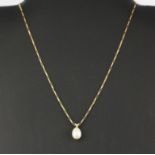 A hallmarked 9ct yellow gold necklace set with a freshwater pearl, L. 37cm.