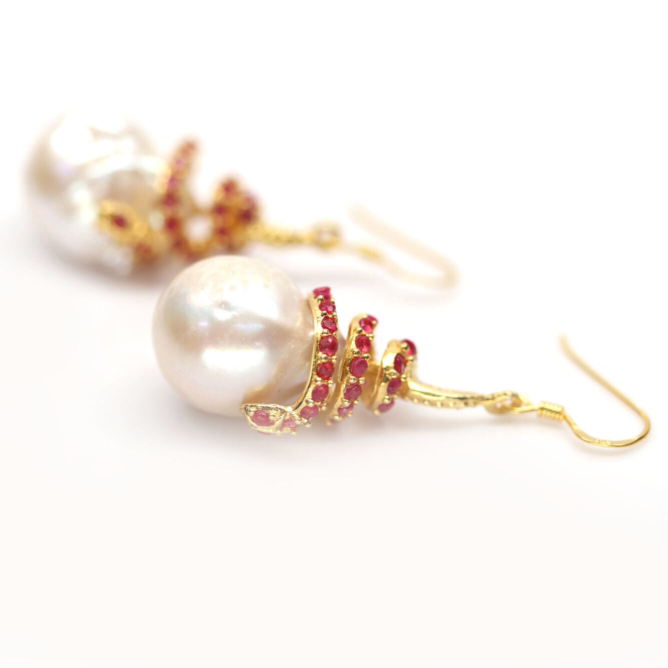 A pair of gold on 925 silver drop earrings set with baroque pearls and rubies, L. 4.7cm. - Image 2 of 2