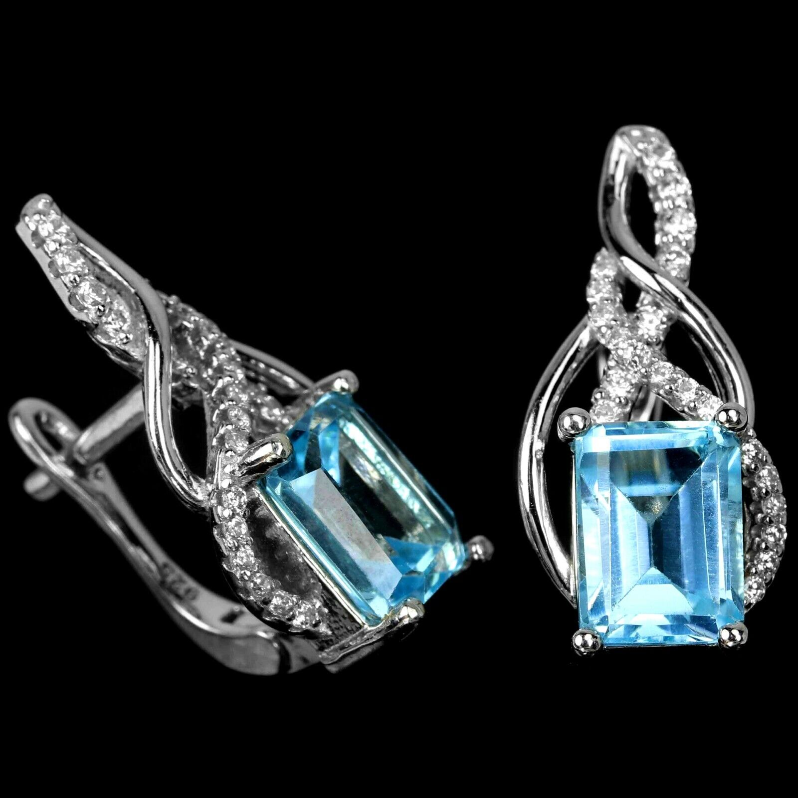 A pair of 925 silver earrings set with baguette cut blue topaz, L. 2.1cm. - Image 2 of 2