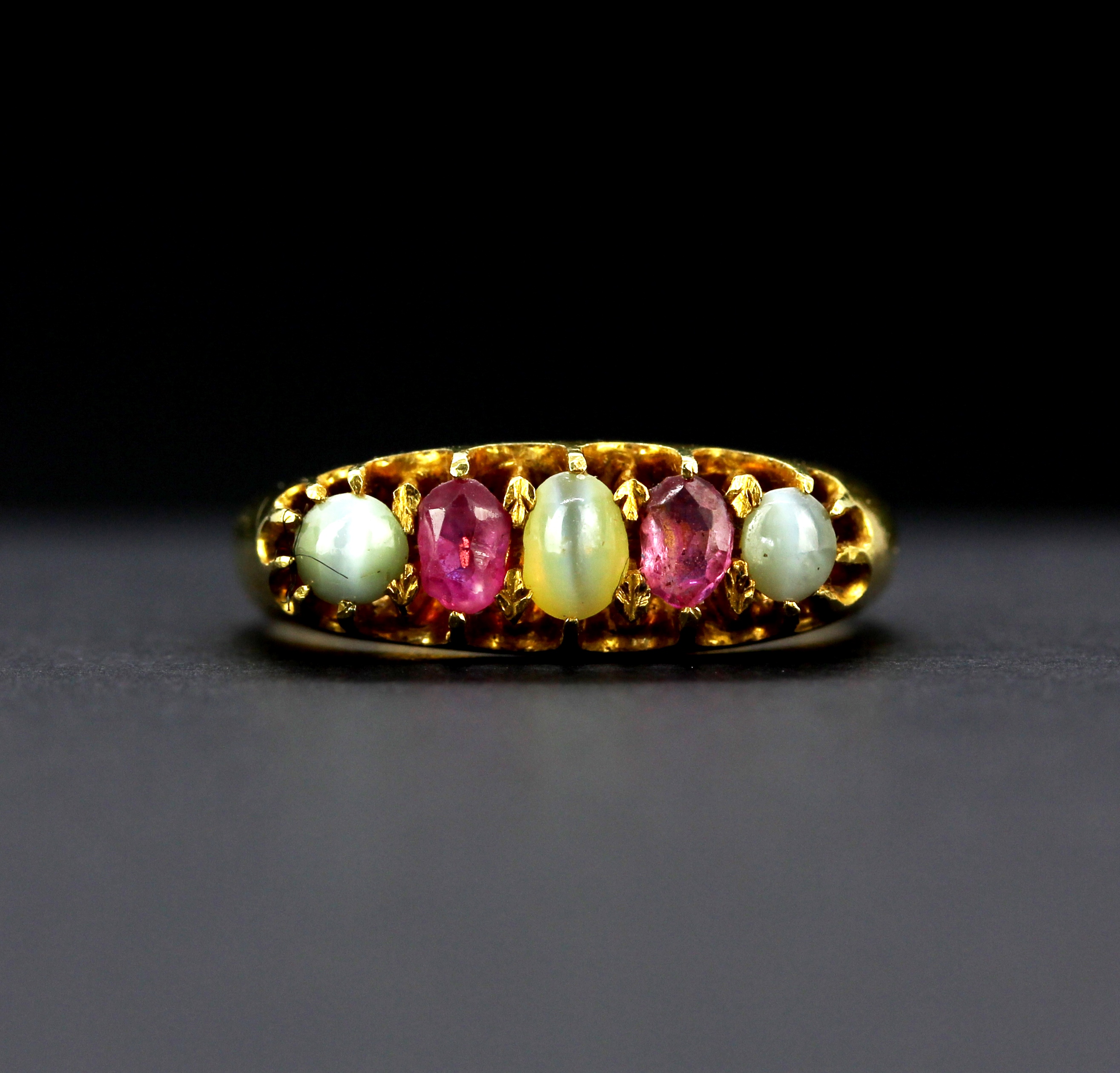 A heavy yellow metal (tested 18ct gold) ring set with cabochon oval cut cat's eye chrysoberyl and