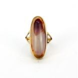 A large vintage 9ct yellow gold agate set ring, (Q).
