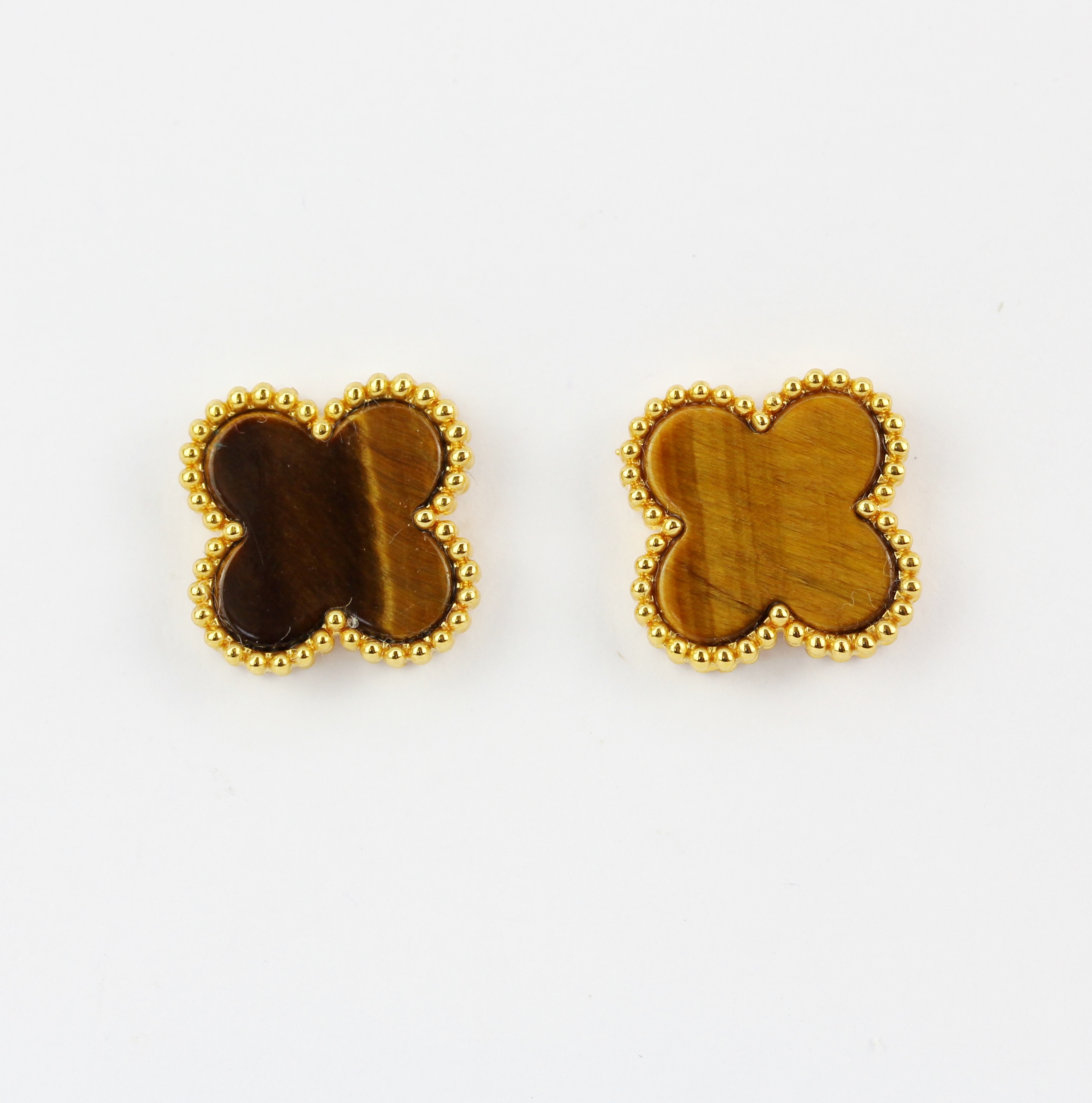 A pair of 18ct yellow gold clover shaped stud earrings set with tiger's eye, 1.5cm.