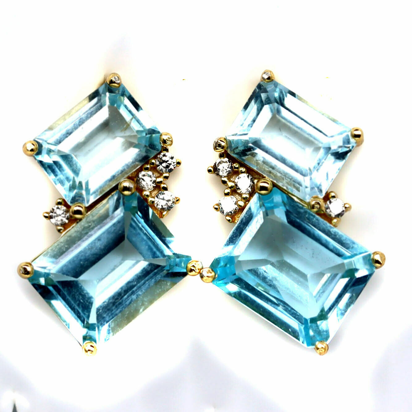 A pair of gold on 925 silver earrings set with baguette cut blue topaz, L. 2cm.