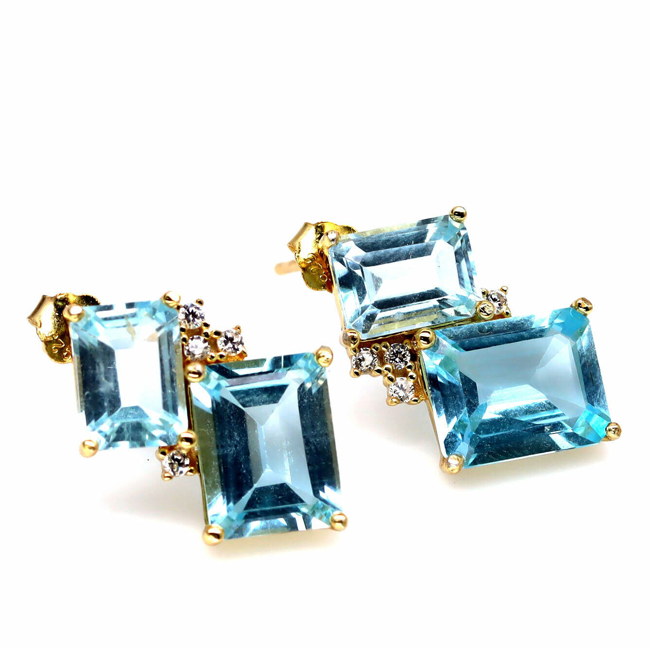 A pair of gold on 925 silver earrings set with baguette cut blue topaz, L. 2cm. - Image 2 of 3