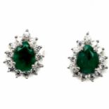 A pair of 925 silver cluster earrings set with pear cut emeralds and white stones, L. 1.4cm.