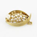 A hallmarked 9ct yellow gold brooch set with a cultured pearl, L. 3cm.