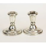 A pair of sterling silver candlesticks, H. 9cm.